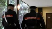 Intervento dei carabinieri in un palazzo