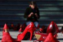 Scarpette rosse simbolo della violenza di genere 